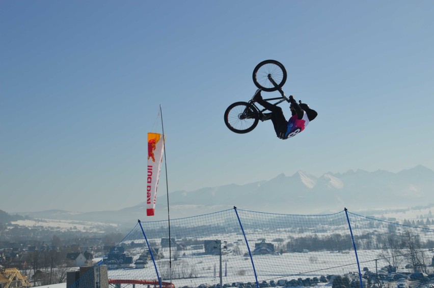 Białka Tatrzańska. Narciarze, snowboardziści i rowerzyści na śnieżnej skoczni [ZDJĘCIA]