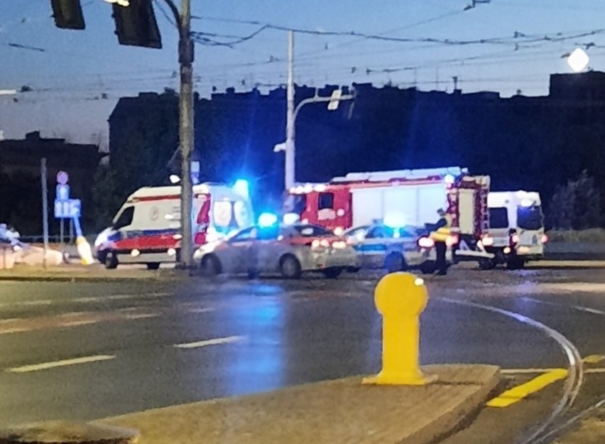 Wrocław: Wypadek BMW na placu Jana Pawła II. Dwie osoby ranne, kierowca pijany