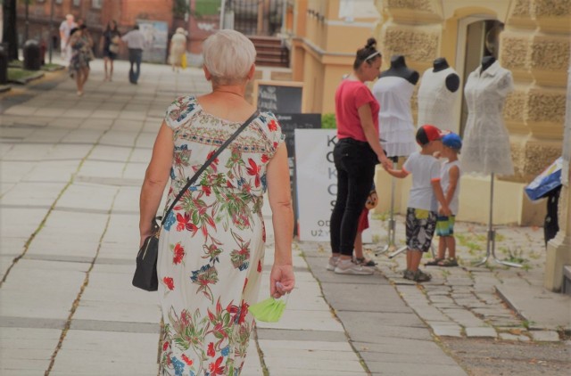 Noszenie maseczek w przestrzeni publicznej jest obowiązkowe. Nie wolno nam o tym zapominać. I nośmy maseczki zakrywać usta i nos, a nie np. na brodzie.