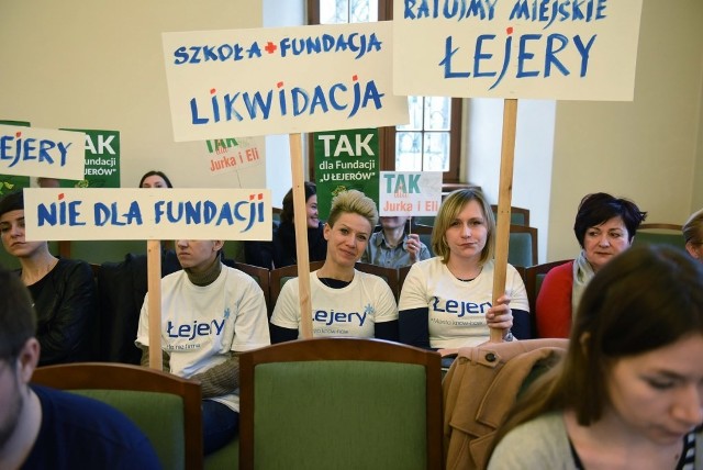 Na sesję przyszli zwolennicy szkoły miejskiej oraz zainteresowani tym, by przejęła ją fundacja