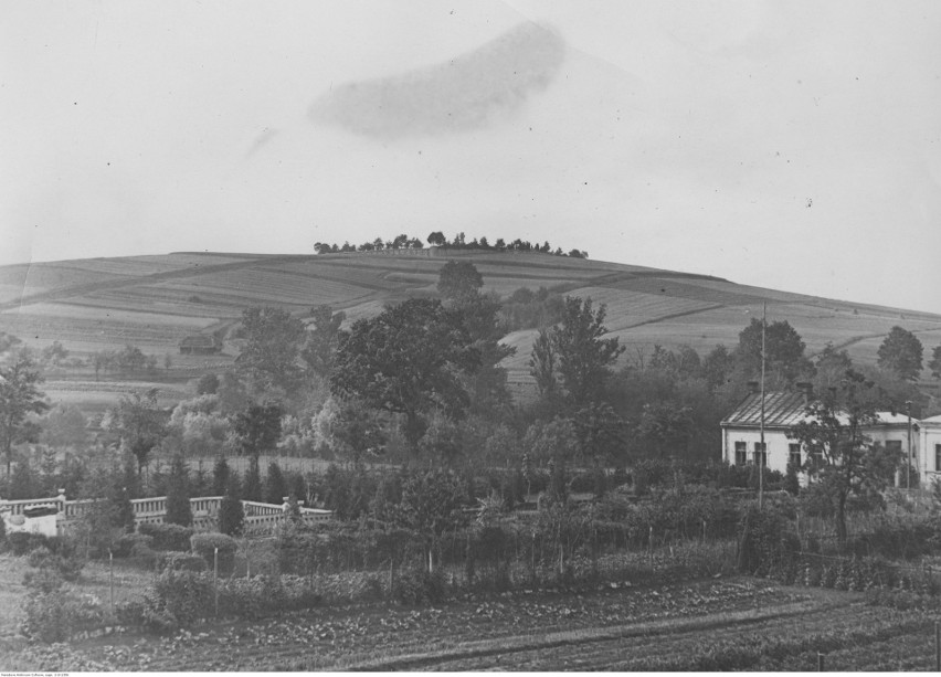 Panorama z widokiem na cmentarz wojenny.