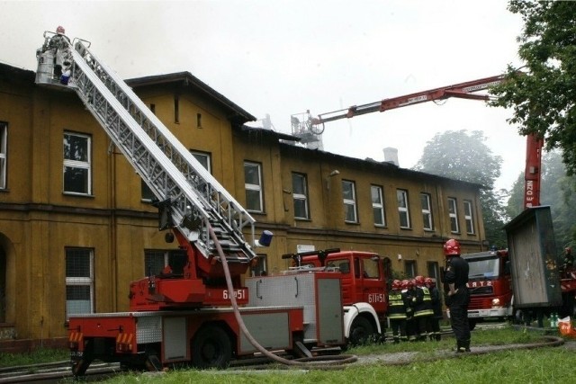 Dworzec kolejowy w Dąbrowie Górniczej Strzemieszycach spłonął częściowo w 2007 roku Zobacz kolejne zdjęcia/plansze. Przesuwaj zdjęcia w prawo naciśnij strzałkę lub przycisk NASTĘPNE