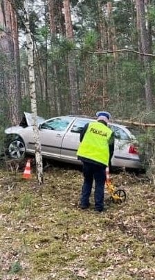 Tragedia na drodze w Borkowie. Kierowca skodą uderzył w drzewo, zginął na miejscu 