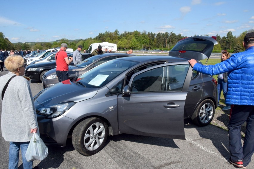 Takie auta na giełdzie w Miedzianej Górze, w niedzielę 14 maja. Luksusowe SUV-y, ekonomiczne kompakty i kabriolety