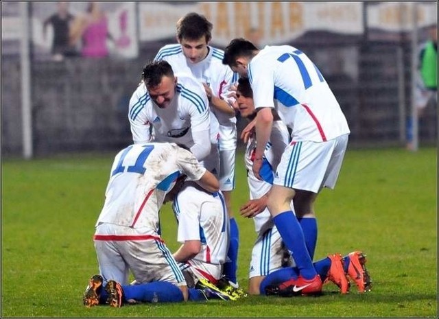 W pierwszym meczu barażowym o awans do drugiej ligi, Kotwica Kołobrzeg zremisowała z Resovią Rzeszów 1:1.