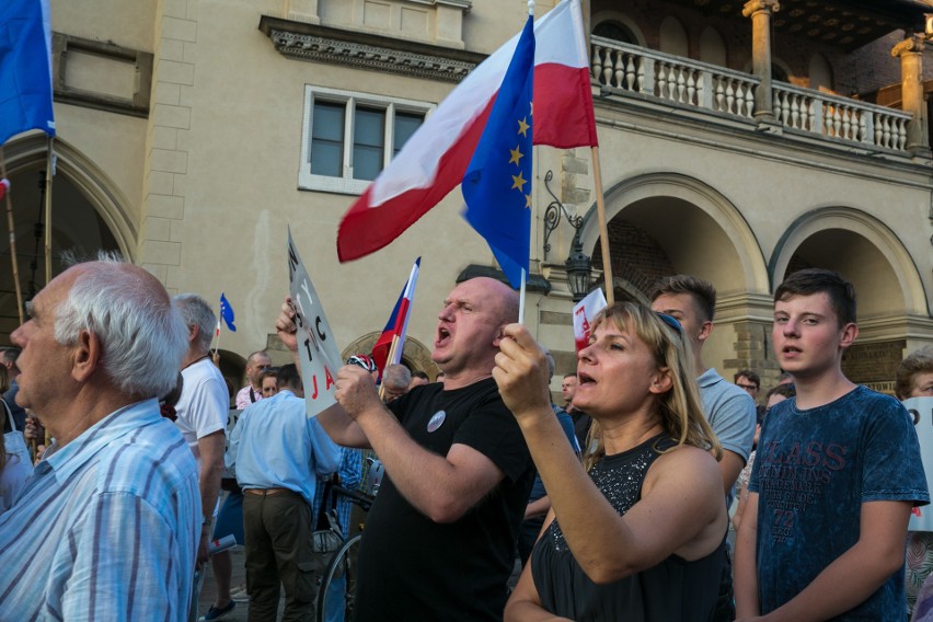 Na krakowskim Rynku znów zapłonęło światełko dla sądów [ZDJĘCIA]