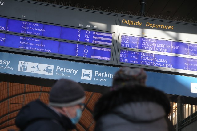 Wybraliśmy 12 powod&oacute;w, kt&oacute;re wpływają na op&oacute;źnione kursowanie pociąg&oacute;w. Czy można zapobiec tym sytuacjom?Nikt z nas nie lubi czekać na op&oacute;źniony pociąg. Denerwujemy się, że ta sytuacja może kompletnie zmienić nasze plany. Czasem jednak pewne zdarzenia nie są do przewidzenia. A innym razem można ich uniknąć? Co jest najczęstszym powodem op&oacute;źnień w kursowaniu pociąg&oacute;w? Sprawdź to, przeklikując kolejne zdjęcia i czytając zawarte pod nimi podpisy. Czytaj r&oacute;wnież: Pociąg ostrzelany z wiatr&oacute;wki, obrzucany kamieniami, zderzenia ze zwierzętami. A wcześniej niskie temperatury. Z tym walczy kolejWIDEO: Rekordowe op&oacute;źnienie pociągu w 2015 roku.&lt;script async defer class=&quot;XlinkEmbedScript&quot;  data-width=&quot;1280&quot; data-height=&quot;720&quot; data-url=&quot;//get.x-link.pl/f56f658c-9b7e-e0fc-1733-76557c3a32ed,25735cbb-6f78-5acd-9575-a25d642e3b45,embed.html&quot; type=&quot;application/javascript&quot; src=&quot;//prodxnews1blob.blob.core.windows.net/cdn/js/xlink-i.js?v1&quot; &gt;&lt;/script&gt;