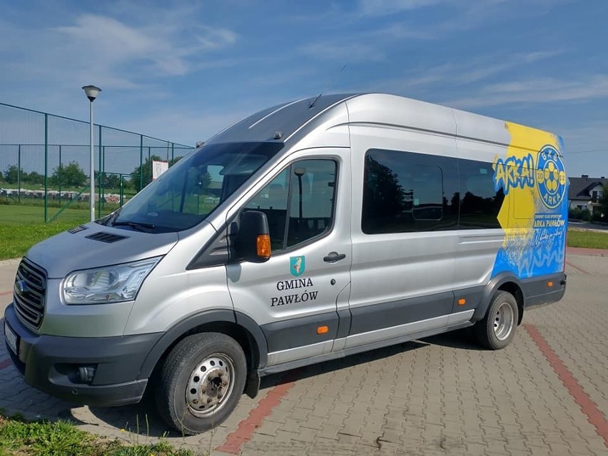 Piłkarze Arki Pawłów mają nowe auto. Będą jeździć na mecze własnym, klubowym busem!