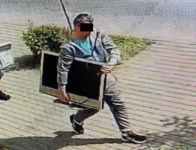 Obraz z monitoringu. Mężczyzna niósł skradziony telewizor w ręku, przez miejskie ulice.