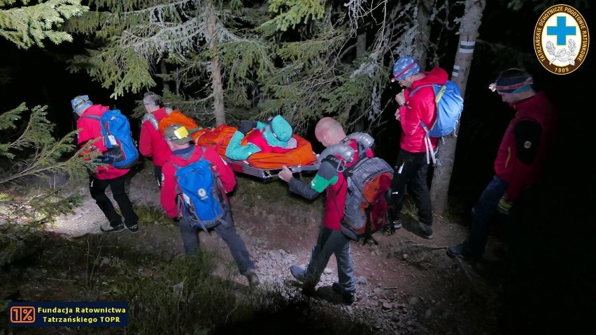 Tatry. Nocna akcja TOPR. Znosili kontuzjowaną turystkę z Chudej Przełączki [ZDJĘCIA]