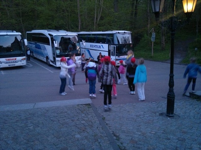 Pajacyki i podskoki na parkingu. Tak rozgrzewały się dzieci z polickiej grupy baletowej, które kilka godzin czekały przy autokarze na powrót z Niemiec do Polski.