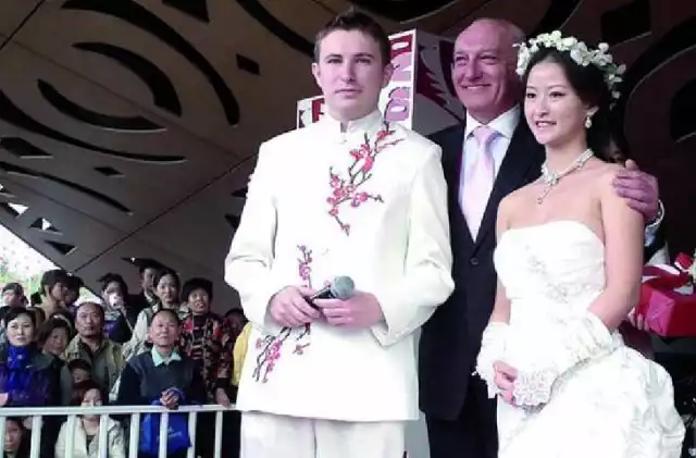 Andrzej Juchniewicz poznał swoją żonę cztery lata temu podczas studiów w Anhui. Wziął ślub w polskim pawilonie w Szanghaju. Zhao, jak twierdzą jej teściowie, zna już sporo polskich słów.