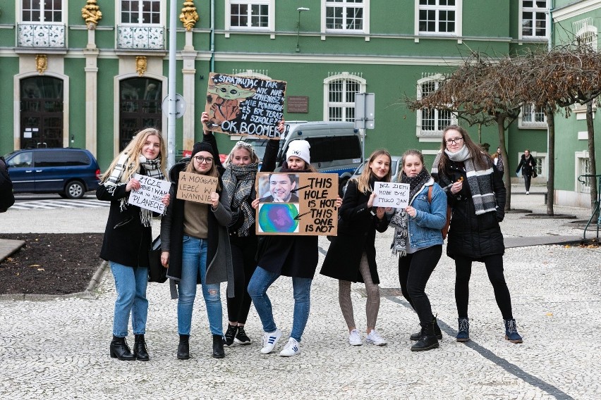 Młodzieżowy Strajk Klimatyczny 2019 w Szczecinie. Uczniowie przeszli przez miasto i wręczyli petycję wojewodzie [WIDEO, ZDJĘCIA]