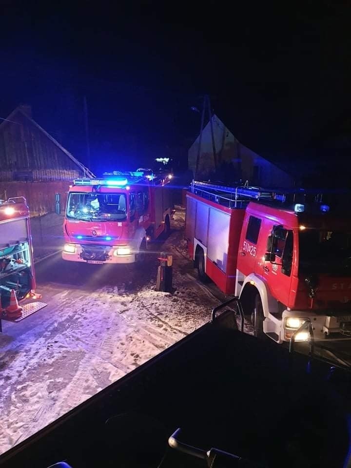 Kolejny pożar w gminie Rudnik nad Sanem. Ogień wybuchł w warsztacie. Strażacy gasili płomienie, ktoś ukradł im pilarkę spalinową (ZDJĘCIA)