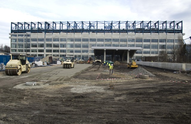 Stadion jest już gotowy, ale na razie dojście do niego to spacer po błotnistym terenie