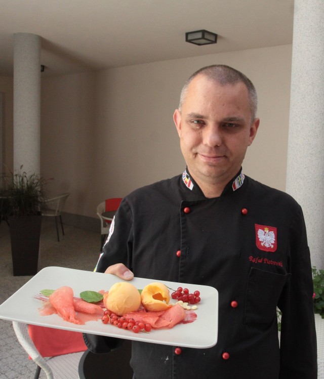 Na letnie upały Rafał Piotrowski, szef kuchni restauracji Stylowa, proponuje sorbet pomarańczowy z arbuzem i czerwoną porzeczką.