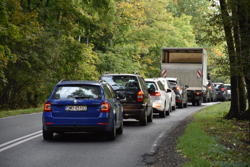 Megakorek na Mikołowskiej w Rybniku. Asfaltują dziurę w...