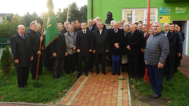 Kazimierscy Ludowcy przed  Zarządem Powiatowym Polskiego Stronnictwa Ludowego w Kazimierzy Wielkiej