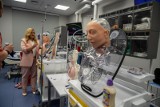 Nowe fantomy na Uniwersytecie Medycznym w Białymstoku. Studenci UMB nauczą się na nich, jak poprawnie zakładać sondę żywieniową