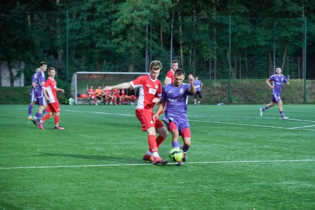 Hetman Białystok (czerwone stroje) przegrał w derbowym meczu z drużyną Sky 0:2