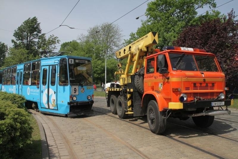 Wrocław: Wykolejenie tramwaju linii 9 na przystanku Peronowa (OBJAZDY, ZDJĘCIA)