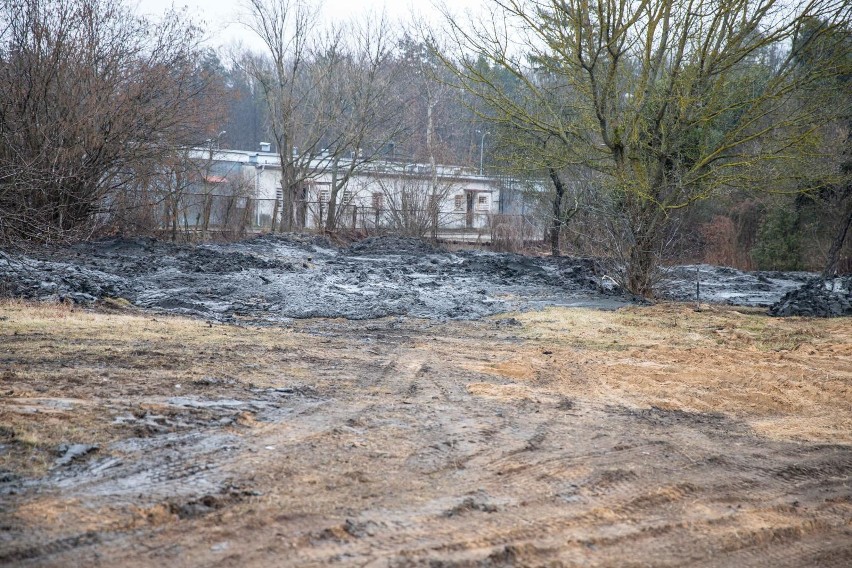 Tak wygląda szlam, który leży przy ul. Kawaleryjskiej.