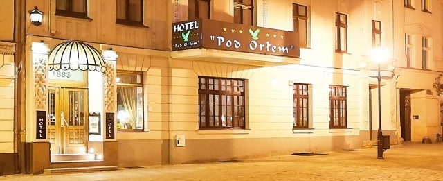 Hotel "Pod Orłem" na starówce w Toruniu - to tutaj, jak przekazuje Andrzej Kukawski, rzecznik toruńskiej prokuratury, doszło w marcu 2021 roku do usiłowania zabójstwa.