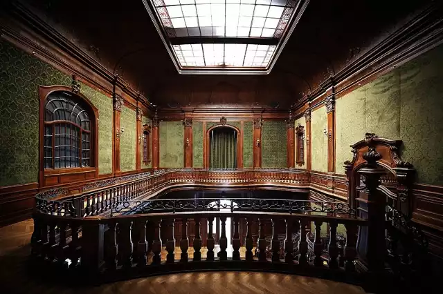 Odnowiona olbrzymia biblioteka w pałacu Goetza robi wrażenie. Pięknie prezentuje się także hol, z którego prowadzą drewniane schody na piętro