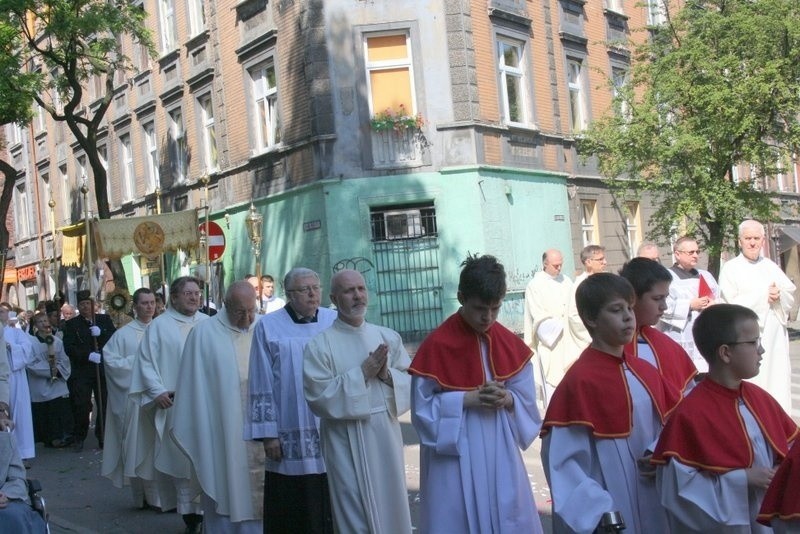 Boże Ciało 2014 w Zabrzu: procesja z kościoła św.Anny w...