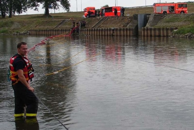 Czescy strażacy i zarząd rzeki rozstawiły na Odrze cztery zapory pływające, zbierające substancje ropochodne.
