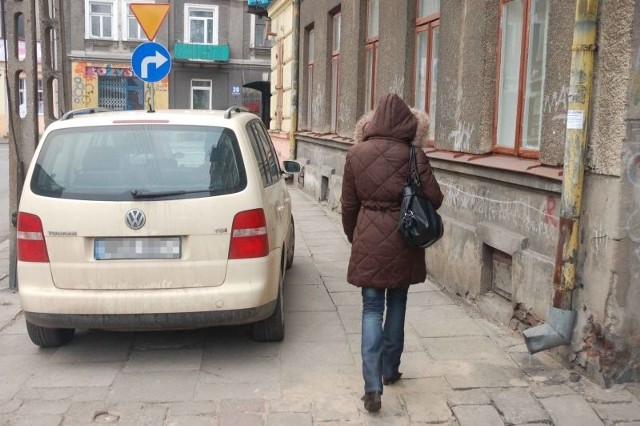 Na ulicy Dzierzkowskiej kierowcy też parkują na chodnikach utrudniając poruszanie się pieszym.