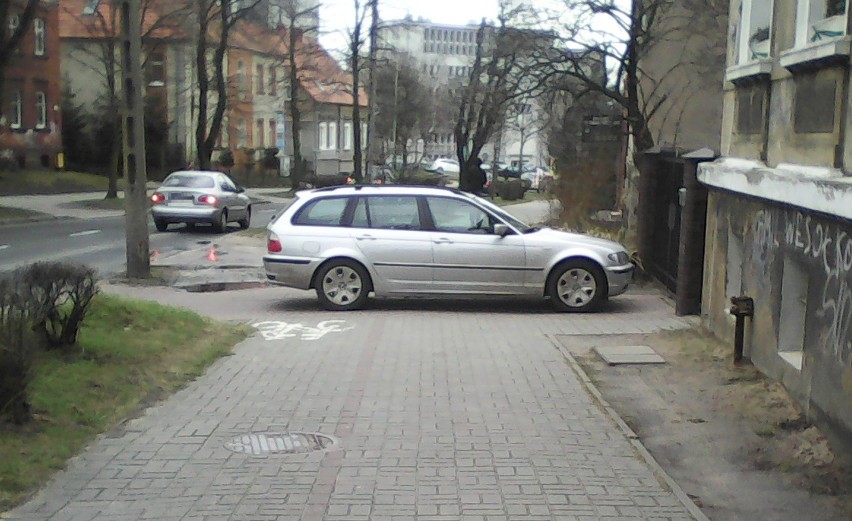 Jak autodrań parkuje, to cały chodnik i ściężkę rowerową zajmuje