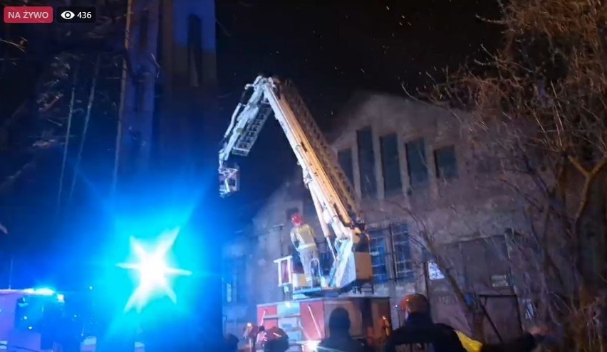 Akcję gaszenia pożaru transmituje portal olawa24.pl.