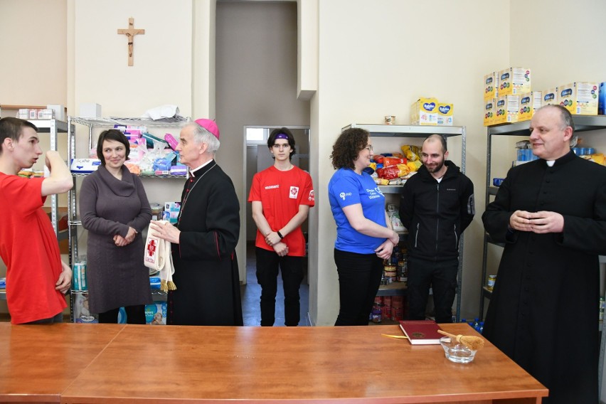 Biskup Marian Florczyk poświęcił w Kielcach Punktu Pomocy Uchodźcom z Ukrainy. Prowadzi go Caritas. Zobacz zdjęcia i wideo