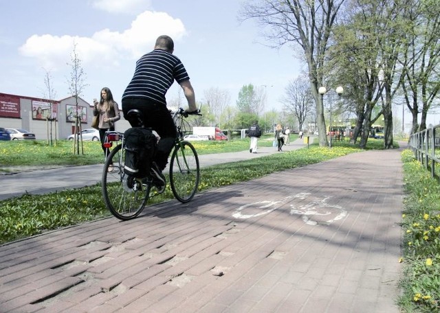 Dziurawą ścieżkę rowerową przy ul. Kołłątaja mogą załatać pieniądze unijne zabrane z akwaparku. 