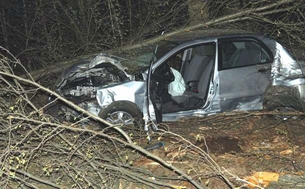 O krok od tragedii - kierowca omijał pieszego, wylądował w drzewach. Jego auto jest doszczętnie rozbite (zdjęcia)