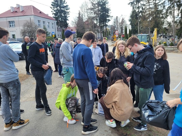 ,, Przed świętami czyste Chobrzany " - pod takim hasłem  mieszkańcy i uczniowie  Zespołu Placówek Oświatowych  w Chobrzanach, w gminie Samborzec zorganizowali wspólną akcję porządkowania sołectwa.