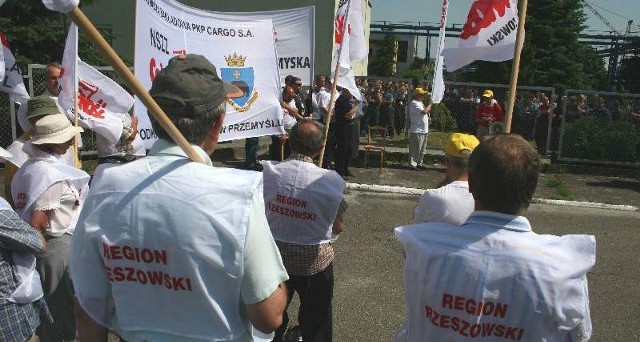 Pracownicy Fabryki Wagonów na chwilę oderwali się od zajęć i po drugiej stronie płotu towarzyszyli protestującym.