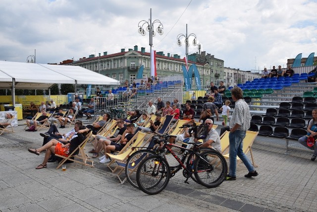 Rozpoczęły się mistrzostwa świata, więc strefy kibica zapałnieją się sympatykami piłki nożnej. W częstochowskiej strefie kibica pierwsi kibice z zainteresowaniem śledzili spotkanie pomiędzy Urugwajem i Egiptem. Podczas wieczornego meczu Portugalia - Hiszpania pewnie będzie ich więcej, nie mówiąc już o wtorkowym pojedynku reprezentacji Polski z Senegalem. Wówczas strefa prawdopodobnie będzie pękała w szwach. POLECAMY PAŃSTWA UWADZE: