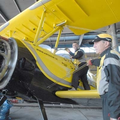 Szwedzi, członkowie grupy Skandinavian Air Show, przygotowują już maszyny do sobotnich popisów