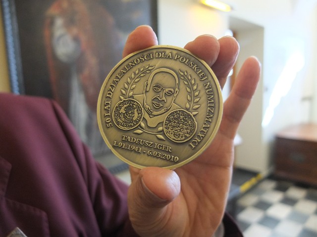 Pamiątkowy medal, na którym uczczono Tadeusza Igera.