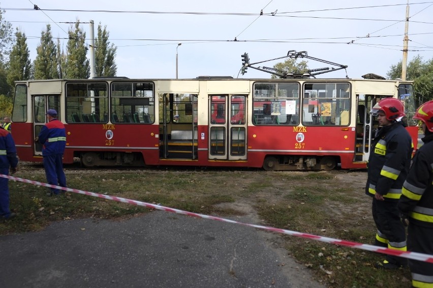 Wykolejony tramwaj po zderzeniu z autobusem na ulicy Wschodniej. Są ranni