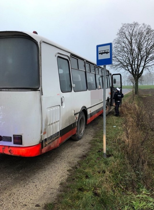 Autobus, który kontrolowali policjanci, nie nadawał się do jazdy.