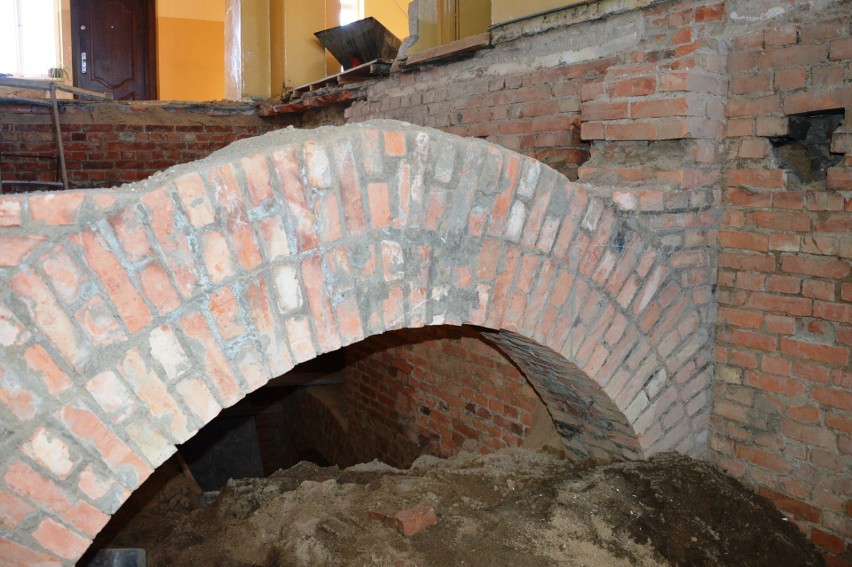 Tajemnicze konstrukcje w piwnicach bytowskiego dworca. Odkopano ceglane łuki (zdjęcia)