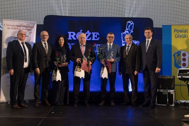 Gala Róż Powiatu w Oleśnie. Nagrodzeni zostali laureaci Róż Powiatu Januarych i Januarków.