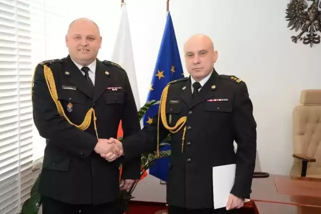 Komendant świętokrzyski Państwowej Straży Pożarnej Adam Czajka (na zdjęciu z lewej) gratuluje nowemu komendantowi opatowskiej straży pożarnej Tomaszowi Bajerczakowi (na zdjęciu z prawej).