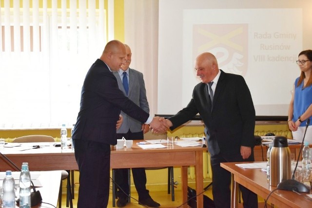 Hieronim Seta, przewodniczący Rady Gminy w Rusinowie ( z lewej) pogratulował wójtowi Marianowi Andrzejowi Wesołowskiemu przyznania wotum zaufania.