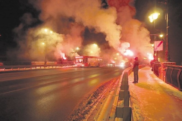 Fani Stilonu racami rozświetlili w sobotni wieczór most Staromiejski w centrum Gorzowa