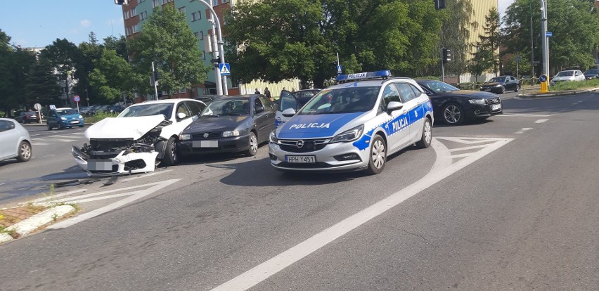 Ostrołęka. Zderzenie w centrum miasta, na skrzyżowaniu ulic Bogusławskiego, 11 Listopada. 13.08.2020. Zdjęcia