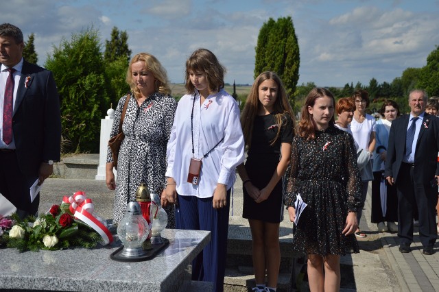 Delegacja SP 1 w Proszowicach przy grobie Jerzego Biechońskiego